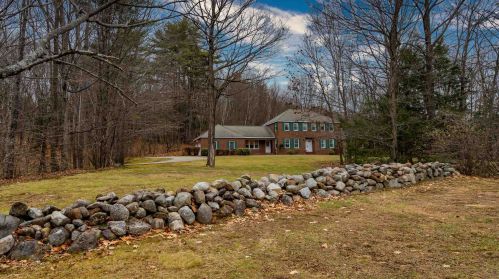 15 Buckingham Dr, Concord NH 03304-5208 exterior
