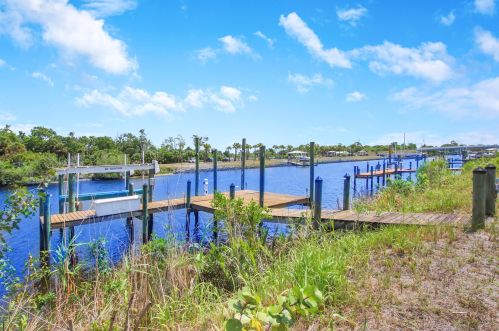 2718 Eagle Dr, Fort Pierce FL 34984-8913 exterior