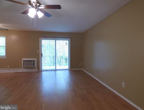 208 Garnet Dr, Burlington NJ 08016-4713 exterior