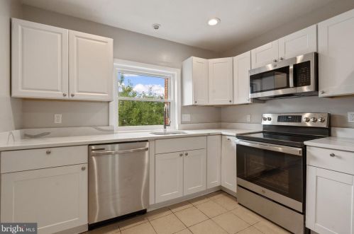 5207 Dover Pl, Alexandria VA 22311-1204 exterior