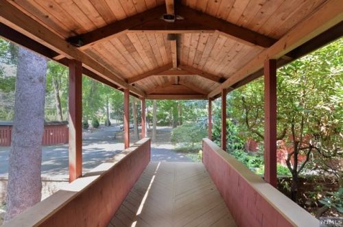 262 Saddle River Rd, Upper Saddle River NJ  07458-2607 exterior