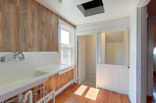 15 Dean Ave, Middletown RI 02840-3406 exterior