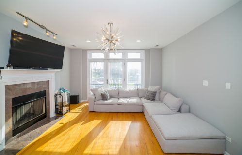 4458 King Dr, Chicago, IL 60653-3311