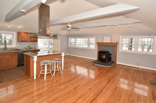 14 Lk St, Ellington CT 06029-3008 exterior