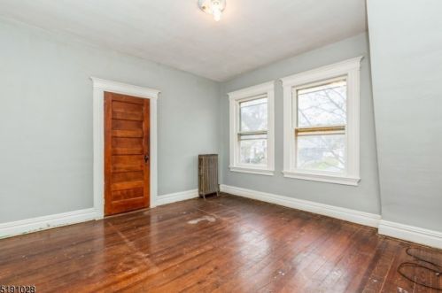 19 Cloverhill Pl, Montclair NJ 07042-4818 exterior