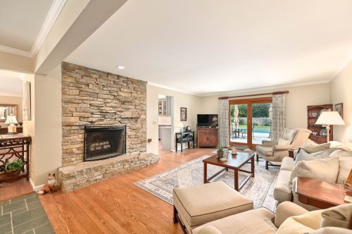 6855 Lk Dr, Milwaukee WI 53217-3622 exterior