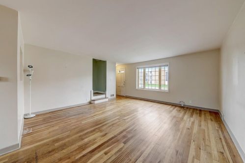 199 Fellows Ct, Elmhurst, IL 60126-3108