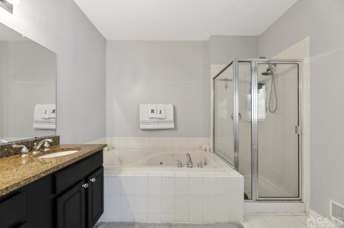 62 Frst Dr, Piscataway NJ 08854-2276 exterior