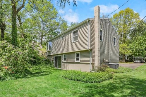 11 Donna Dr, Norwalk CT 06854-1331 exterior