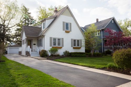 352 Maple Ave, Elmhurst, IL 60126-2335