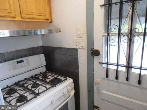 5834 3 St, Philadelphia PA 19106-1802 exterior