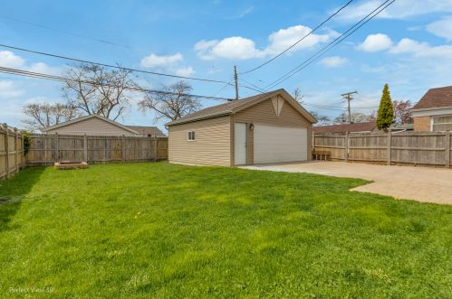 8020 Kilbourn Ave, Chicago IL 60646-5020 exterior