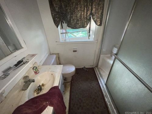 24 Cooper St, Enfield CT 06082-4706 exterior