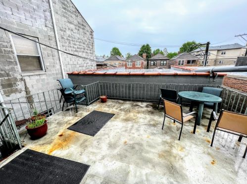 2129 Southport Ave, Chicago IL 60614-4017 exterior