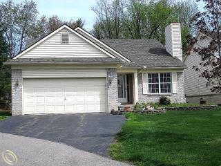 28726 Bayberry Ct, Livonia, MI 48154-3867