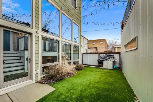 3831 Ravenswood Ave, Chicago IL 60613-2419 exterior