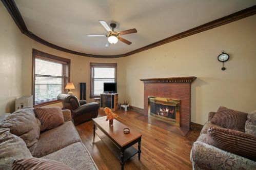 907 Gordon Ter, Chicago, IL 60613-2194