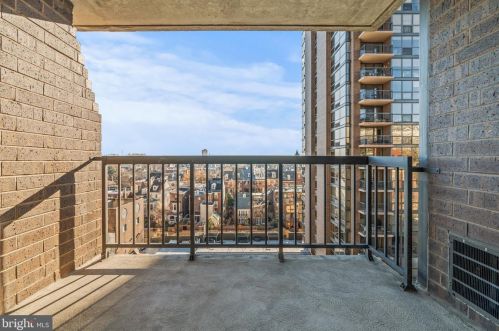 233 6th St, Philadelphia PA 19106-3768 exterior