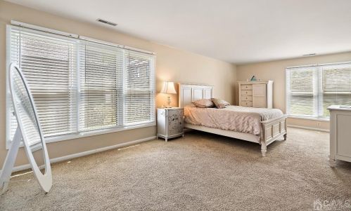 81 Laurel Holw Ct, Edison NJ 08820-1043 exterior