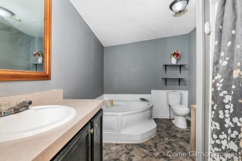 1660 120 Ave, Allegan MI 49010-8527 exterior