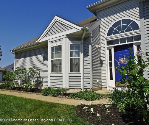 14 Florence Dr, Lakehurst NJ  08759-6084 exterior