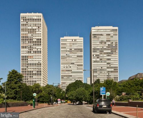 210 Locust St, Philadelphia PA 19106-3945 exterior