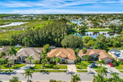 2025 Sykes Crk Dr, Merritt Island FL 32953-3066 exterior