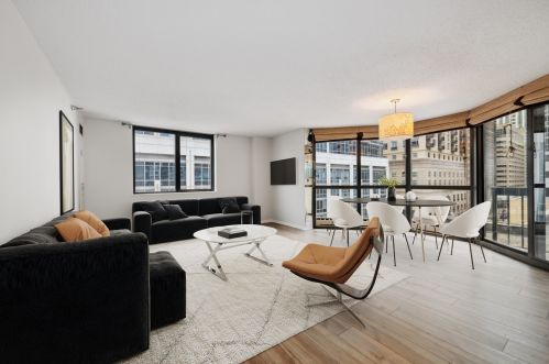 33 Delaware Pl, Chicago, IL 60610-8115