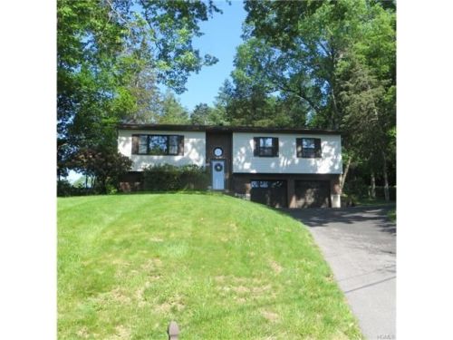 66 Old Farms Rd, Poughkeepsie, NY 12603-5037