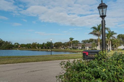 10261 Regent Cir, Naples FL 34109-1591 exterior