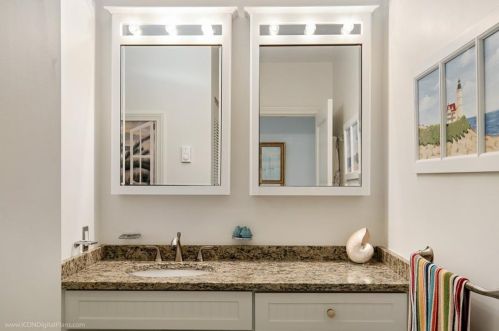 4 Capella, Middletown RI 02840-1587 exterior