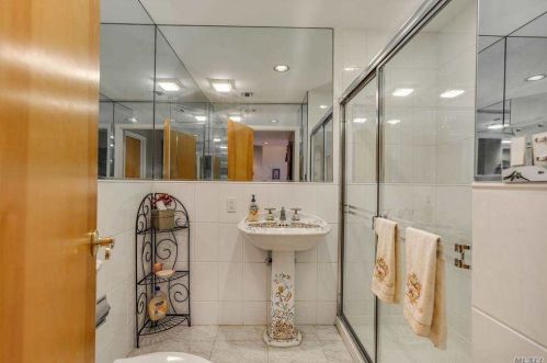 44 Hamlet Dr, Commack NY 11725-4438 exterior