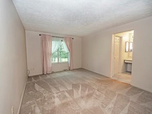 651 Newport Dr, Pittsburgh PA  15235-3226 exterior