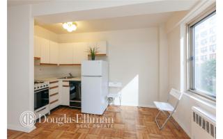 225 46th St, New York NY  10017-2919 exterior