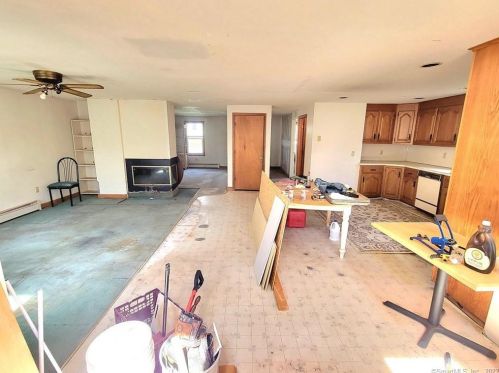 610 Main St, Manchester CT  06040-5104 exterior