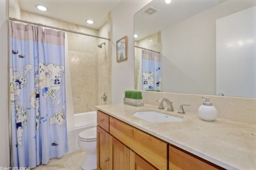 2125 Clifton Ave, Chicago IL  60614-4115 exterior