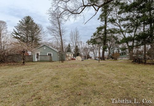 624 Slocum St, Sylvan Beach MI 49461-1213 exterior