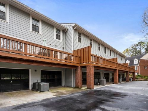 504 Dunwoody Chace, Atlanta GA 30328-6009 exterior