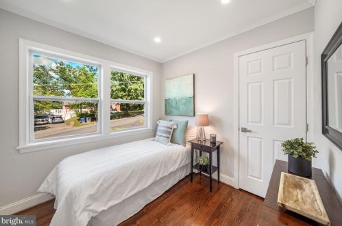 2809 James Dr, Alexandria VA  22303-1338 exterior