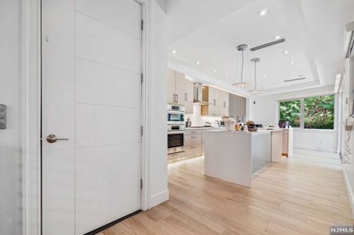 24 Casta Ln, Edgewater NJ 07020-1504 exterior