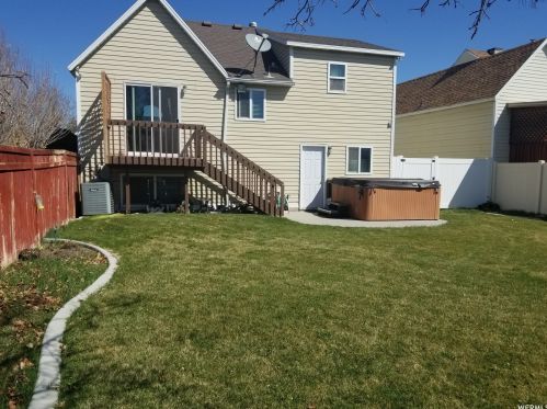 1451 Countrywood Ln, Taylorsville UT 84088-6530 exterior