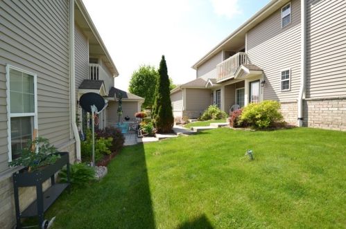 2660 Hidden Dr, Milwaukee, WI 53235-5452