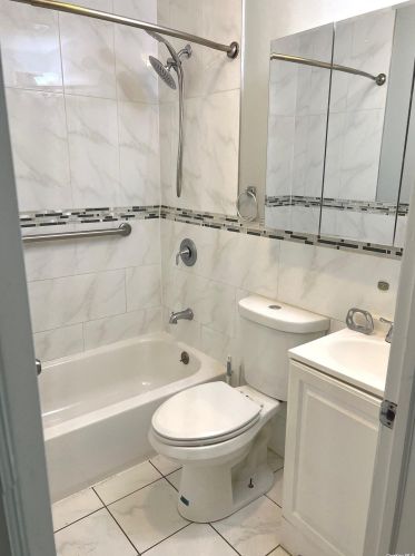 2858 Sampson Ave, Bronx NY  10465-2918 exterior