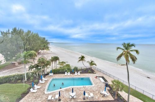 2121 Gulf Shore Blvd, Naples FL 34102-4639 exterior