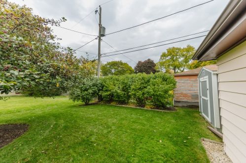 6428 Pne Shr Dr, Milwaukee WI 53209-3424 exterior