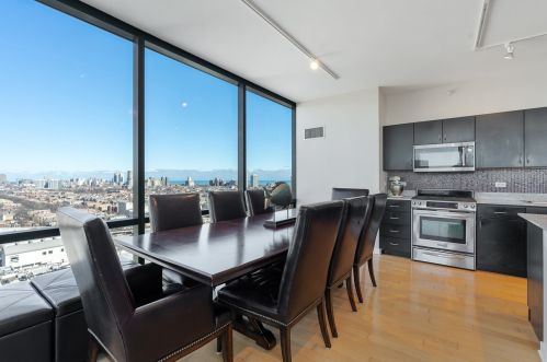 860 Blackhawk St, Chicago IL  60642-2510 exterior