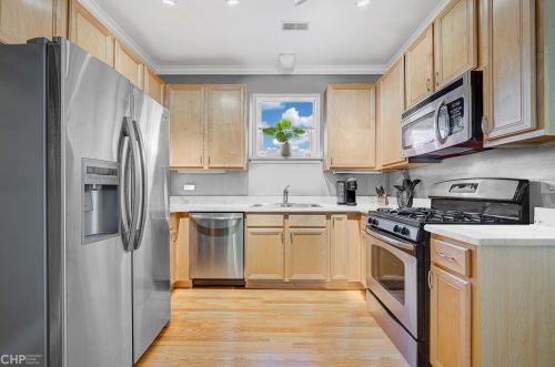 1300 Grenshaw St, Chicago IL 60607-4805 exterior