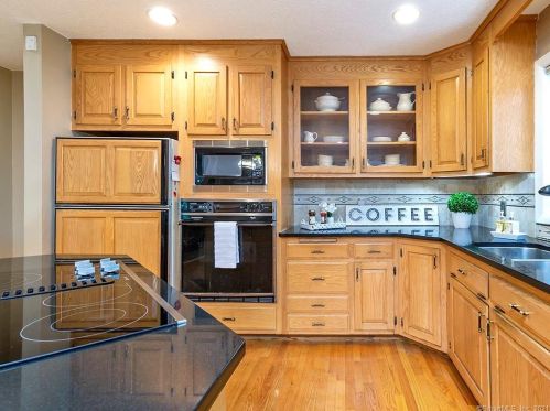 1 Essex Ct, Farmington CT 06032-1433 exterior