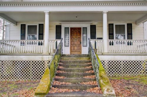 7 Champlin St, Middletown, RI 02840-2878