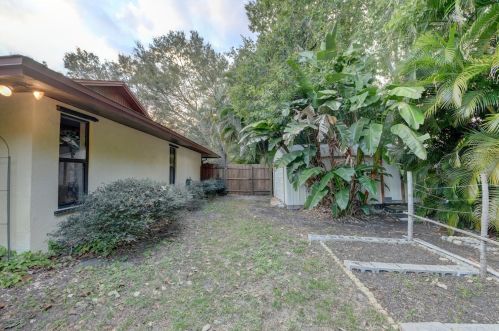 5406 Palmetto Dr, Fort Pierce FL 34982-7481 exterior